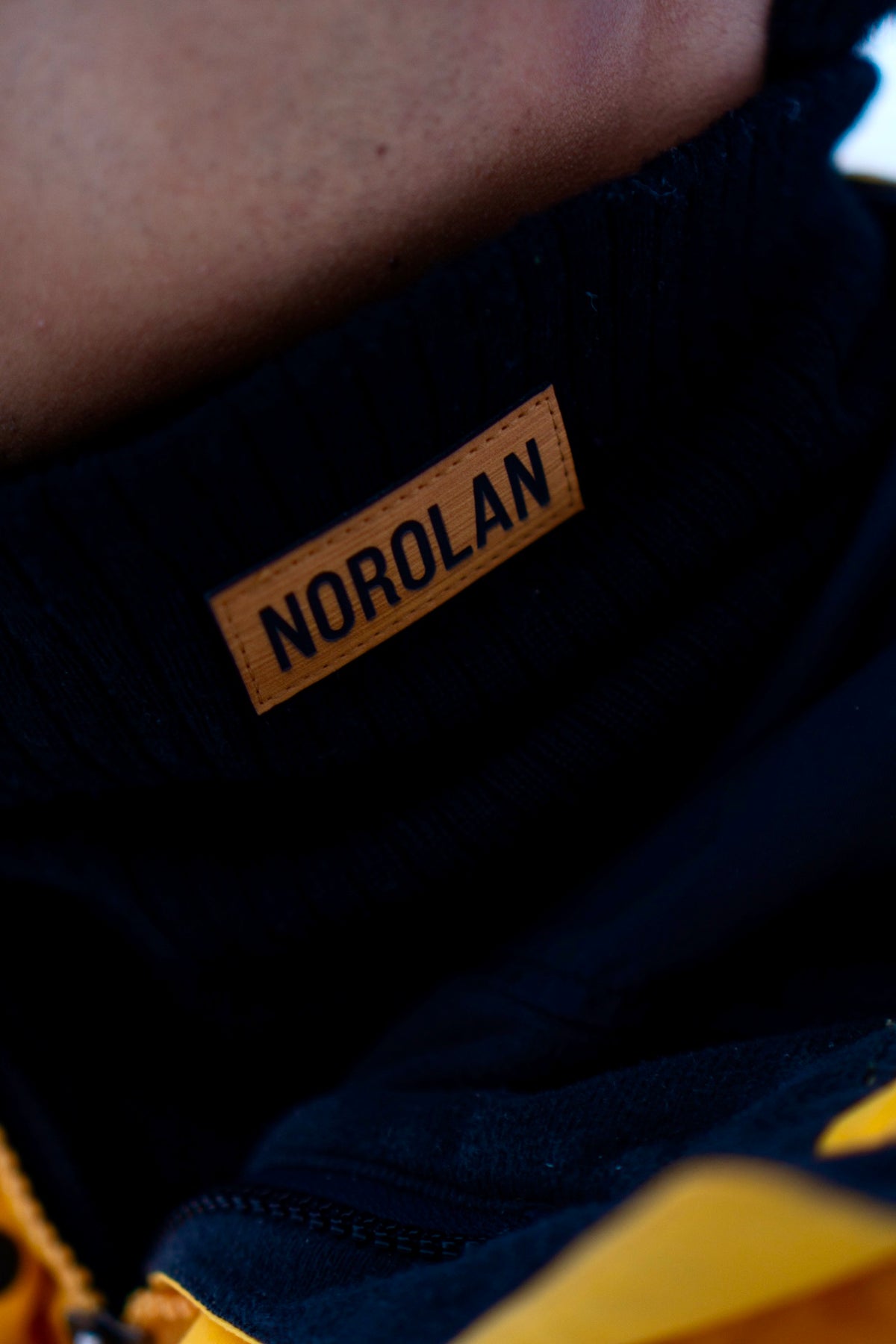 Norolans tubhalsduk av merinoull